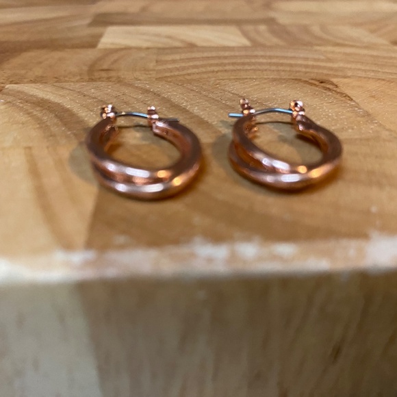 * rose gold tone interlocked hoop earrings 1980 vintage - Picture 2 of 5